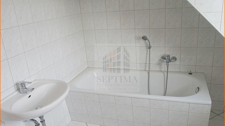 Wohnung im Dachgeschoß, neuwertig, in sehr guter Lage zu verkaufen!