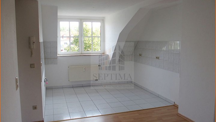 Wohnung im Dachgeschoß, neuwertig, in sehr guter Lage zu verkaufen!