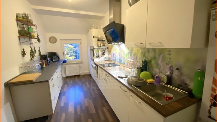 Großzügige und schöne 4 Raumwohnung, Bad m. Wanne + Dusche und Küche mit Einbauküche sucht neuen Mieter!