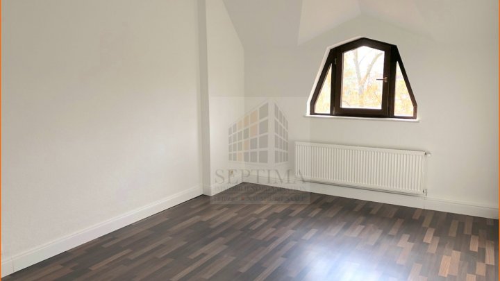 Großzügige und schöne 4 Raumwohnung, Bad m. Wanne + Dusche und Küche mit Einbauküche sucht neuen Mieter!