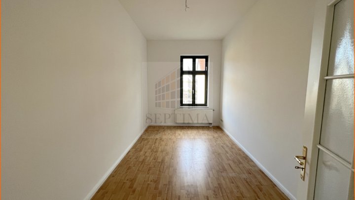 5 Raumwohnung mit 2 Bädern und Balkon in wunderbarem Haus, mit Stellplätzen und Spielplatz im Hof, ab sofort zu vermieten