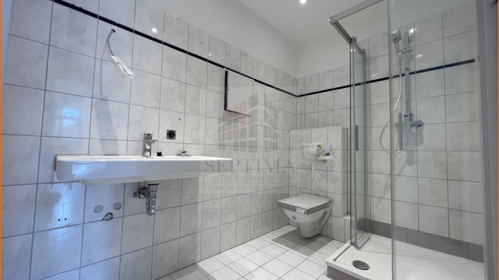 5 Raumwohnung mit 2 Bädern und Balkon in wunderbarem Haus, mit Stellplätzen und Spielplatz im Hof, ab sofort zu vermieten