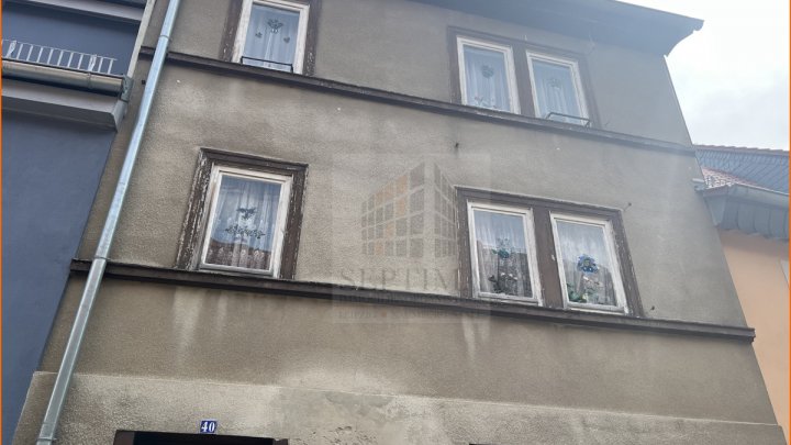 Teilsaniertes Haus mit viel Potenzial nah am Dom zu verkaufen!