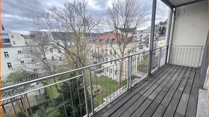 Keine Eigenbedarfskündigung! Großzügige und schöne 3 Raumwohnung mit Parkett, Stuck, großem Balkon in zentraler Lage zu verkaufen