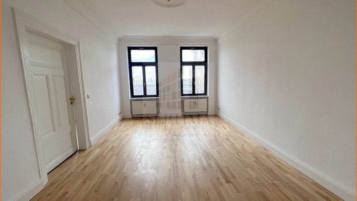 Keine Eigenbedarfskündigung! Großzügige und schöne 3 Raumwohnung mit Parkett, Stuck, großem Balkon in zentraler Lage zu verkaufen