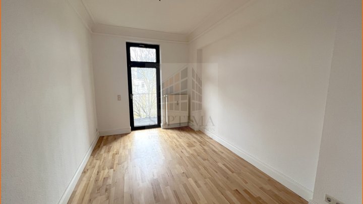 Keine Eigenbedarfskündigung! Großzügige und schöne 3 Raumwohnung mit Parkett, Stuck, großem Balkon in zentraler Lage zu verkaufen