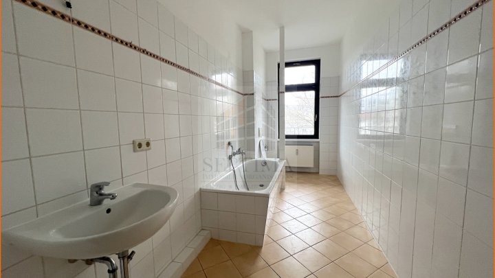 Keine Eigenbedarfskündigung! Großzügige und schöne 3 Raumwohnung mit Parkett, Stuck, großem Balkon in zentraler Lage zu verkaufen