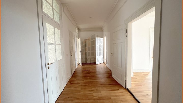 Keine Eigenbedarfskündigung! Großzügige und schöne 3 Raumwohnung mit Parkett, Stuck, großem Balkon in zentraler Lage zu verkaufen