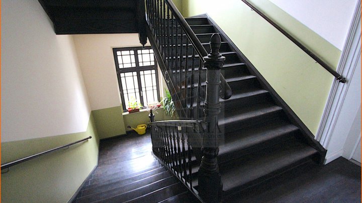 Keine Eigenbedarfskündigung! Großzügige und schöne 3 Raumwohnung mit Parkett, Stuck, großem Balkon in zentraler Lage zu verkaufen