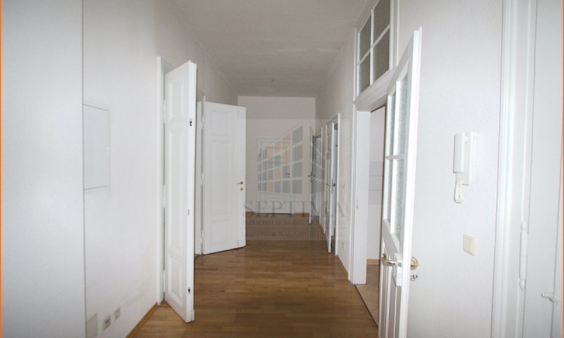 Frei ab August 2025! Großzügige 4 Raumwohnung mit großem Balkon, Parkett, Lift auf der Etage, nah dem Zoo zu verkaufen