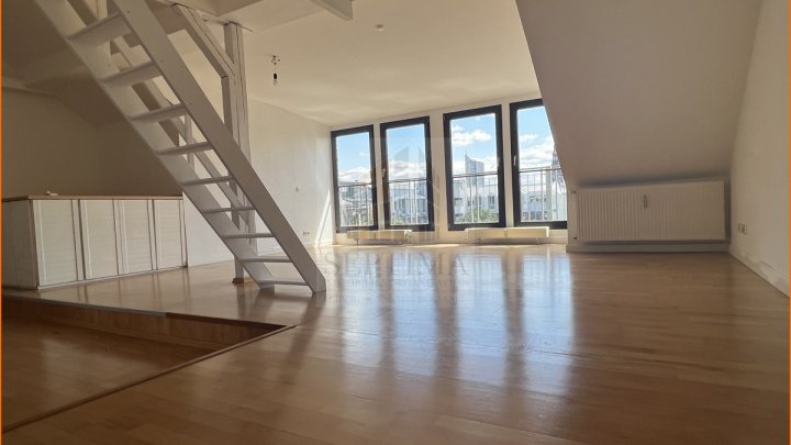 Wunderbarer Blick über die Dächer, großzügige und helle 2 Raumwohnung mit  Balkon in zentraler Lage